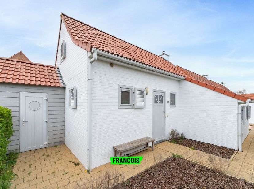 Cette maison de pêcheur, parfaitement entretenue et finie avec qualité, est située dans le parc de vacances calme et prisé de Sea Side Village, à quel