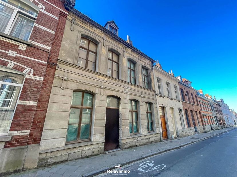 Volledig te renoveren dorpswoning met 140 m2 woonoppervlak (exclusief zolderruimte) en aantrekkelijke tuin.&lt;br /&gt;
Entree, hal met garderobe en aparte