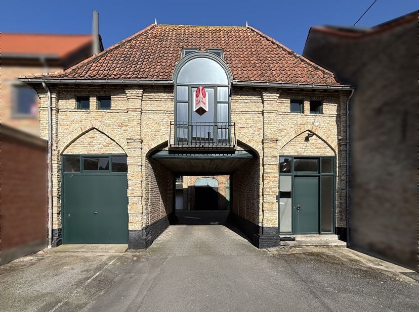Deze authentieke bel-etage (119m²) met 1 slaapkamer, dressing en garage is te huur in de Klaverstraat te Veurne. Gelegen op een centrale locatie, dich