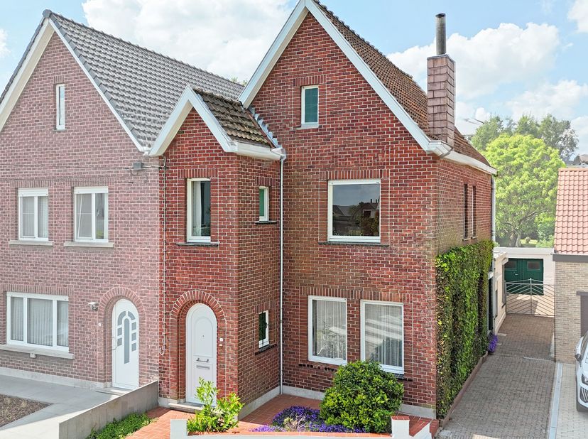 Deze ruime woning in het hart van Gavere biedt, met een bewoonbare oppervlakte van 181m² en een perceel van 611m², heel wat mogelijkheden om er een wa
