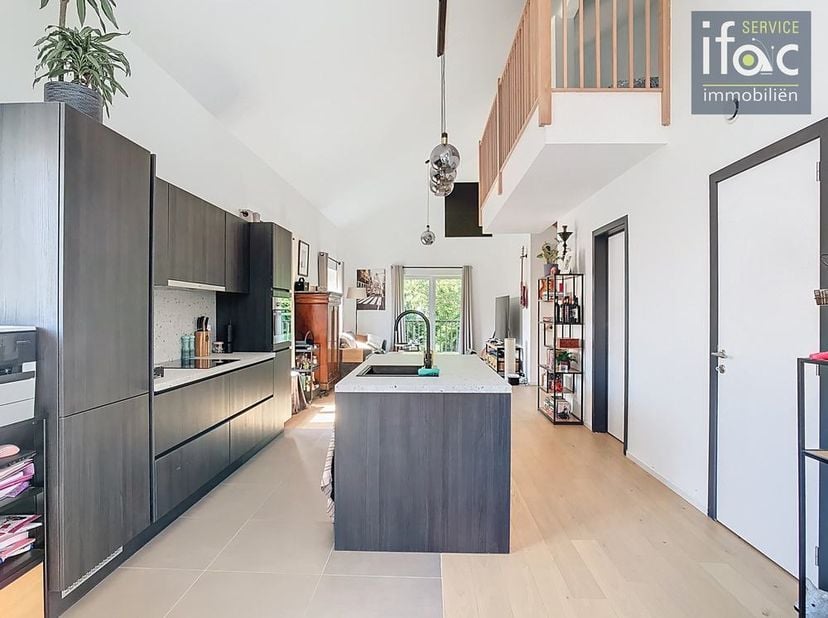 Uitstekend gelegen en super energiezuinig één slaapkamer (loft)-appartement met autostaanplaats. Het appartement bevindt zich op de eerste verdieping
