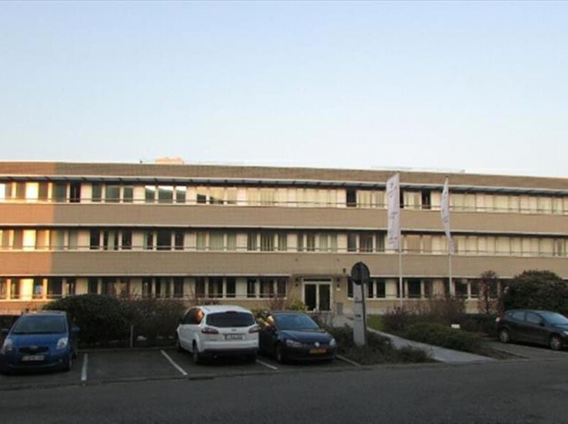Un immeuble de bureau composé des bureaux et archives. La gare de Vilvoorde se trouve à proximité. Il y a 80 parkings disponible.