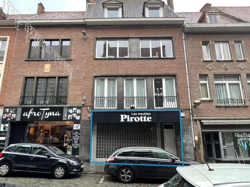Très grande surface commerciale de 581 m² située en plein coeur du centre-ville de Tournai et offrant un énorme potentiel pour tout type d&#039;activité !&lt;