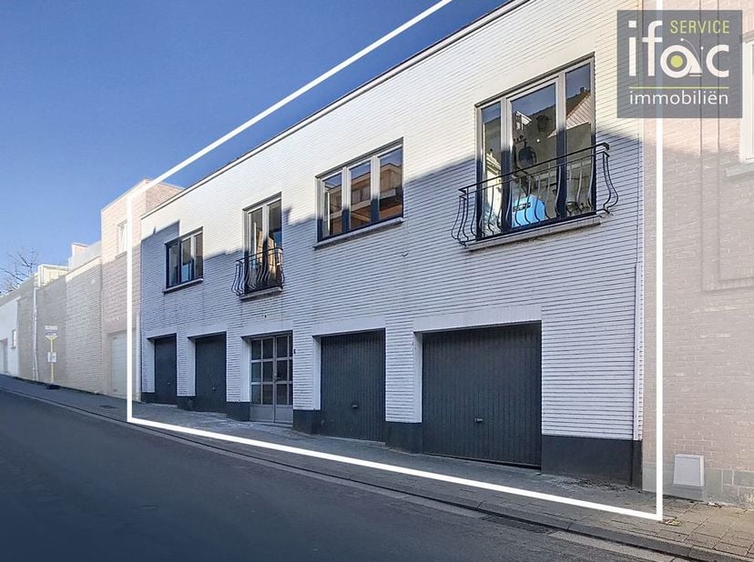 Maison idéalement située (sans jardin ni terrasse) dans le centre de Tervuren avec 4 garages ! La maison est située au premier étage et a une surface