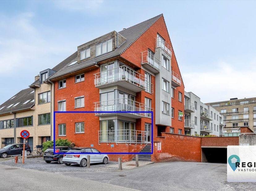 Bij het betreden van dit gelijkvloerse appartement komen we terecht in een ruime inkomhal. Aansluitend bevindt zich de berging, met ruimte voor een wa