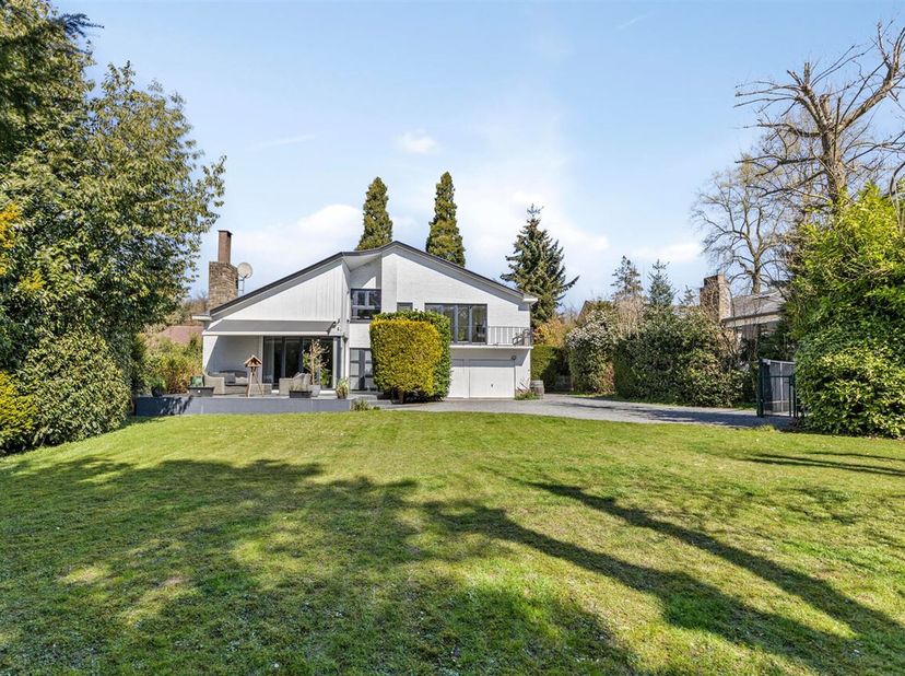 Prachtig &amp; authentieke villa-woning (± 295 m² bewoonbaar) met zeven slaapkamers (één bureau) en twee badkamers op een uitzonderlijke &amp; unieke locatie