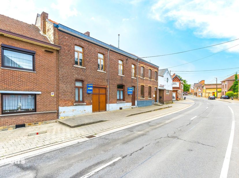 L&#039;Immobilière Wolfs vous présente cette spacieuse maison située dans l&#039;agréable village d&#039;Eben-Emael. Profitez de beaux volumes qui vous permettront,