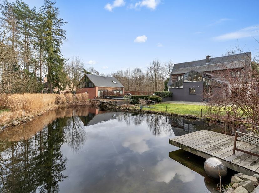 Cette belle villa, au charme d&#039;un loft et dotée d&#039;une annexe moderne, est située sur un terrain idéalement situé d&#039;environ 3 300 m². Avec un label EPC