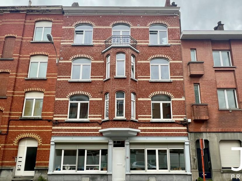 Maison unifamiliale située dans un quartier dynamique de Schaerbeek à deux pas du Square Riga et du Parc du Hamoir, ce bien bénéficie d&#039;une excellente