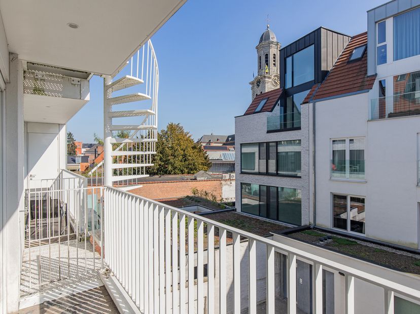 Dit recent appartement bevindt zich op de tweede verdieping van Residentie Nova, aan de Markt van Lokeren. In de onmiddellijke nabijheid treft u winke