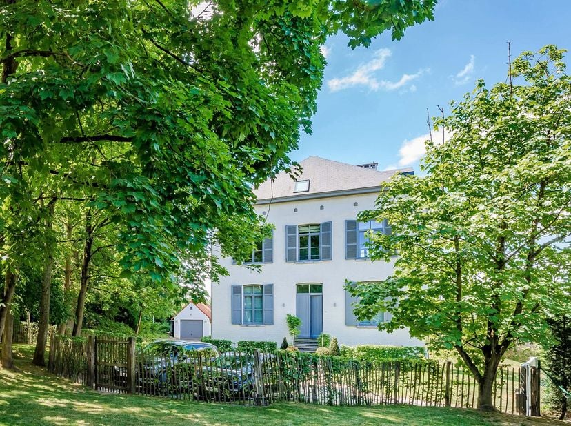 Dans lun des plus beaux quartiers dUccle, entre lObservatoire et le Parvis Saint-Pierre, cette élégante maison de caractère datant de 1875, rénovée av