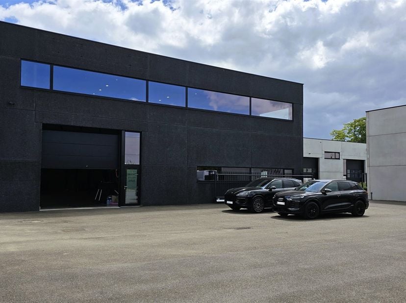 Dit prachtige, recent gebouwde (2020) industriële complex in Leuven biedt een uitzonderlijke kans voor bedrijven. Het pand is strategisch gelegen lang
