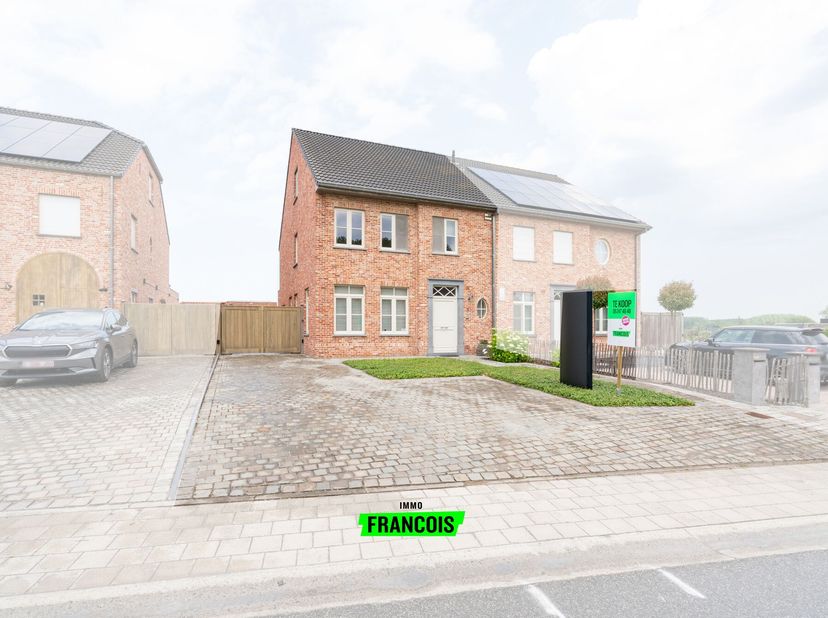In Letterhoutem, deelgemeente van Sint-Lievens-Houtem bieden wij u deze smaakvol afgewerkte halfopen bebouwing aan. Deze woning combineert klassieke e