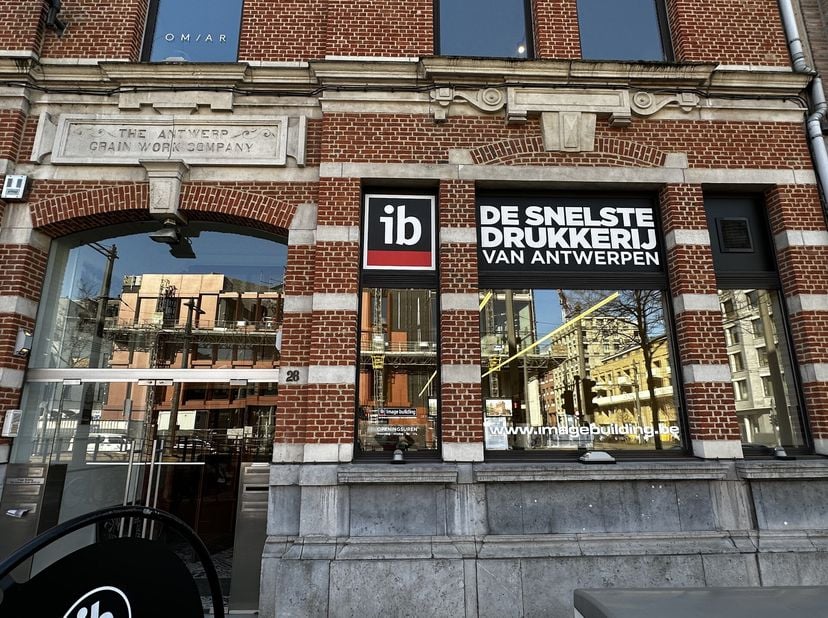 Ontdek deze opvallende kantoor-showroom van circa 150 m², strategisch gepositioneerd op het gelijkvloers aan de achterzijde van het gebouw. Onder de n