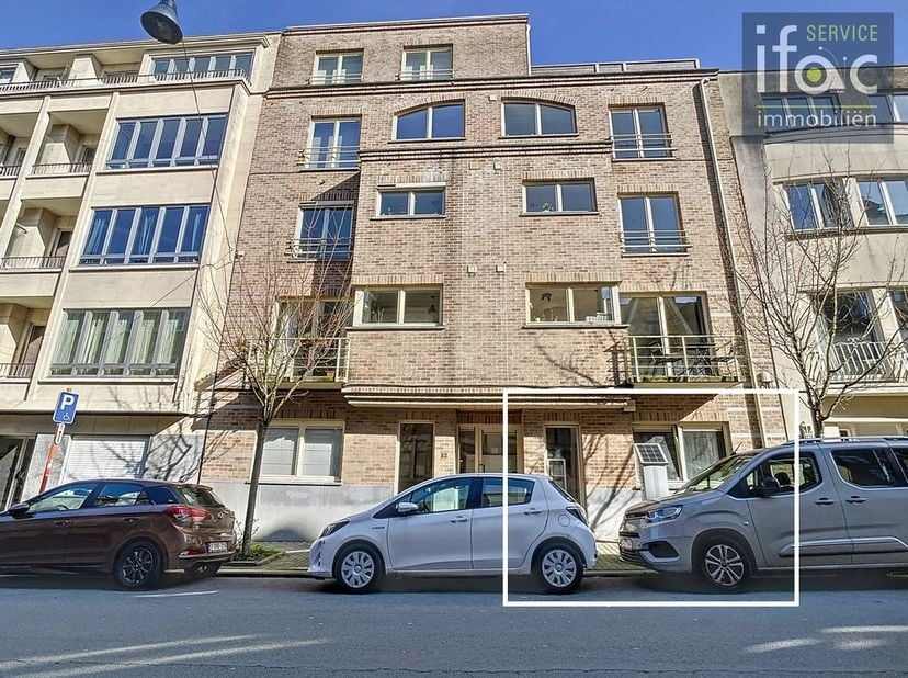 Geweldig gelegen appartement met ruime tuin en 2 slaapkamers in een rustige wijk te Ukkel.  Het appartement is goed onderhouden en heeft +/- 90m² bewo