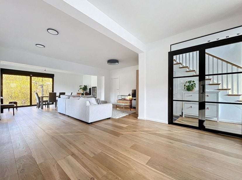 Mooie woning die in 2022 gerenoveerd werd. Ruime leefruimte van 77m² met een open keuken van 20m². De woonkamer heeft heel veel lichtinval en beschikt
