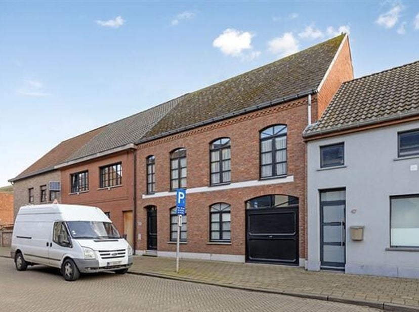 RUIME EN SOLIDE WONING (240m²) MET 3 SLAAPKAMERS, TUIN EN GARAGE&lt;br /&gt;
 Gelegen in het centrum van het landelijke Oppuurs. Vlotte bereikbaarheid dankz