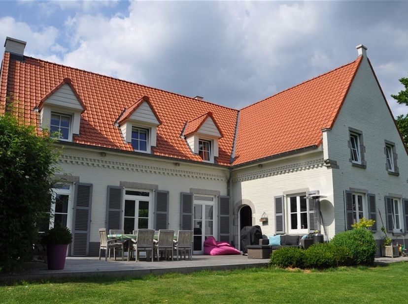 Maison  très bien situé avec beaucoup de charme. Living et sàm +/-65m² sol en bois et cassette encastrée -  cuisine équipée +/-30m² (lave vaisselle, U