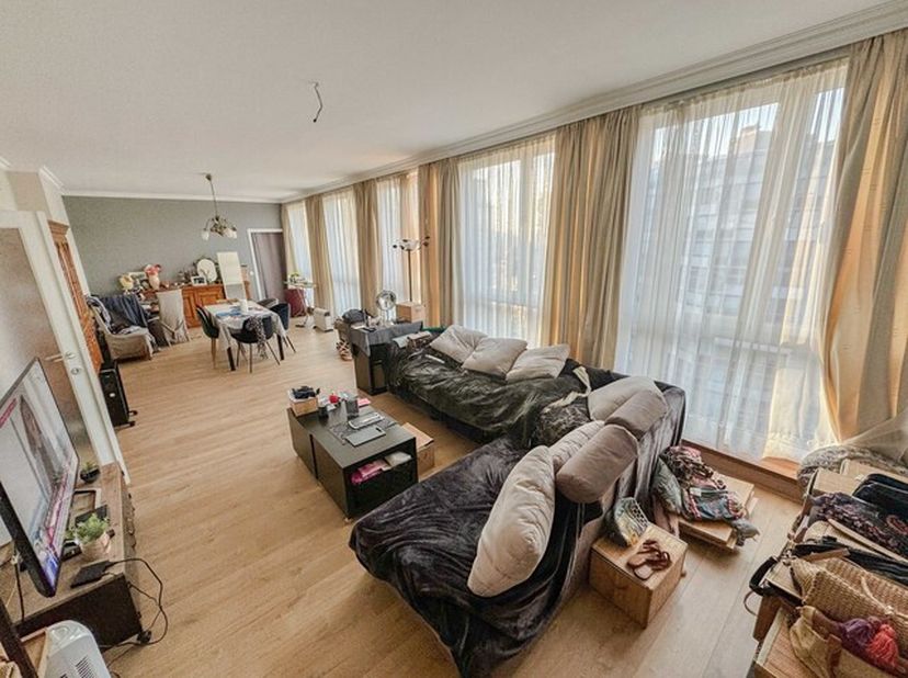 Magnifique appartement idéalement situé au dernier étage d&#039;une copropriété de standing avec 2 ascenseurs conformes; au coeur de centre ville et ses no