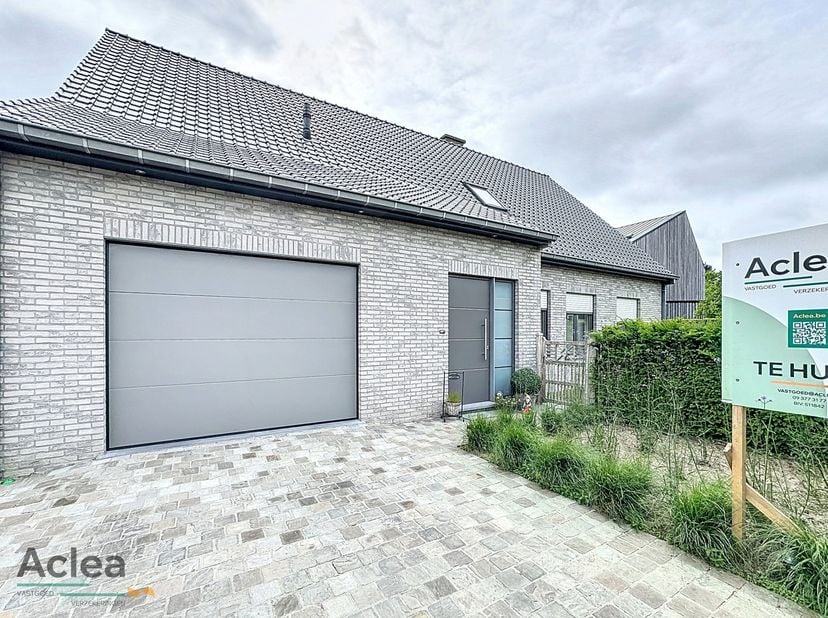 Deze recente alleenstaande woning vinden we terug in een verkeersarme wijk in Adegem. De woning werd pas in 2015 opgetrokken en verkeert in uitstekend