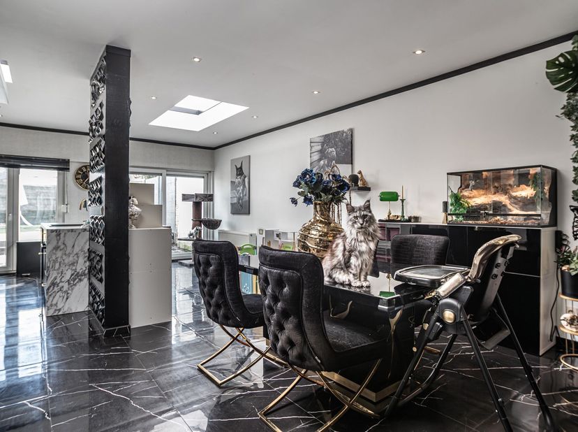 Op een rustige locatie te Sint-Amands, gelegen langs de oevers van de Schelde, treffen we deze instapklare en zeer ruime woning.&lt;br /&gt;
Bij het betrede