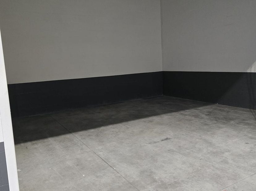 - KMO unit te huur met een opp van 38m²&lt;br /&gt;
- Zowel voor particulieren als bedrijven&lt;br /&gt;
- Minder dan 300m van de gewestweg N79, met een zeer goed