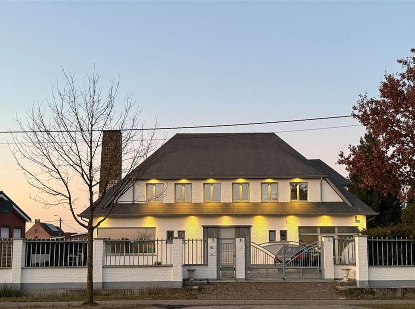 Op zoek naar een ruime, instapklare villa met karakter, luxe en potentieel?  Deze ruime villa is volledig gerenoveerd, is hoogwaardig afgewerkt met kw