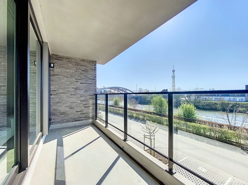 Cet appartement de 2 chambres prêt à emménager allie confort, espace et un emplacement idéal dans le centre d&#039;Aalter-Brug. Grâce aux deux terrasses sp