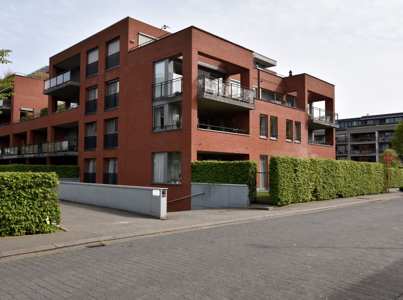 Recente ondergrondse autostaanplaatsen te koop gelegen in project &quot;TUINEN VAN HOLLEBEKE&quot;, plaats voor 2 wagens.- dubbele parkingplaatsen: euro 36.000,