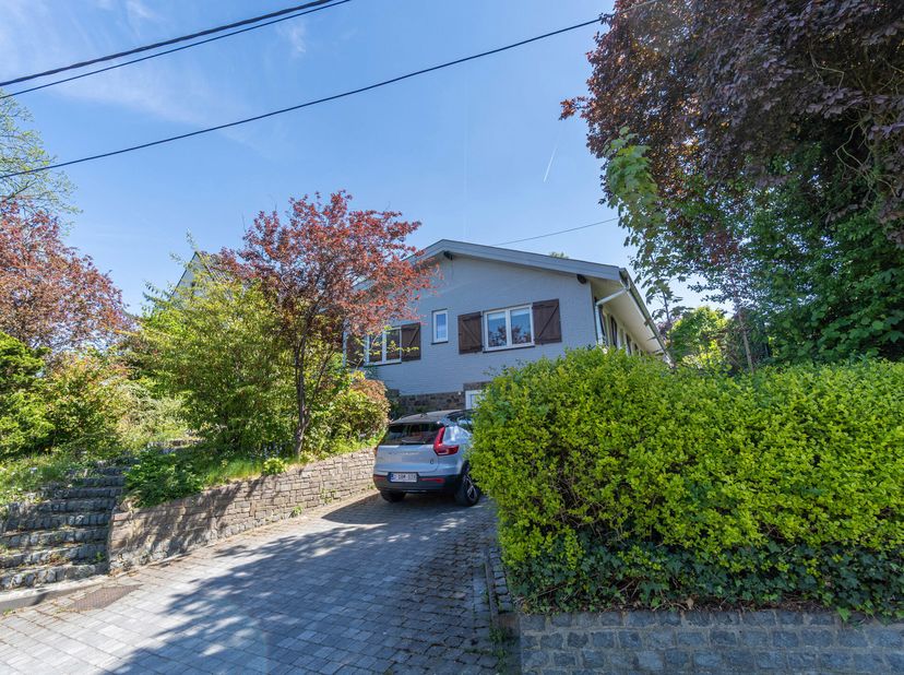 Charmante maison de PLAIN-PIED complètement rénovée en 2022. Située non loin du Lac de Genval, dans une rue très calme, cette maison de style &quot;bungalo