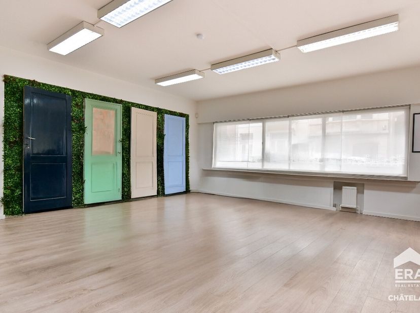 ERA Châtelain biedt u een kantoorruimte van ongeveer 200 m², gelegen op de begane grond van een gebouw in de gewilde wijk Montgomery, op de Rue du Col