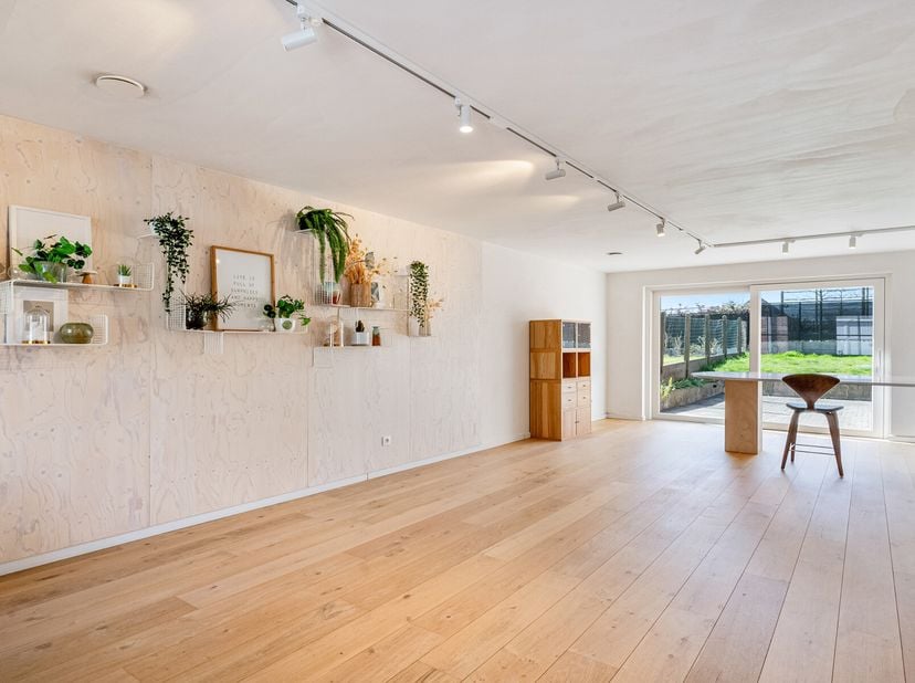 Cette maison neuve sophistiquée et lumineuse est située dans un endroit très pratique, à proximité des transports en commun, des magasins, des écoles