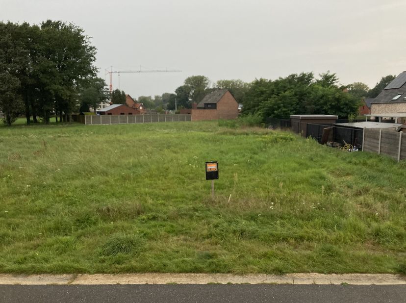 Prachtig gelegen bouwgrond van 8a01 geschikt voor open bebouwing.&lt;br /&gt;
&lt;br /&gt;
De grond is gelegen in een nieuwe, rustige verkaveling in de Marnix Gij