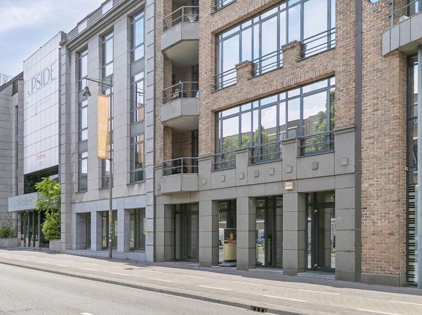 RUIM KANTOOR / HANDELSRUIMTE MET EEN OPPERVLAKTE VAN MAAR LIEFST 286 M2 EN 65M2 TERRAS, OP ZICHTLOCATIE TE HASSELT- CENTRUM (KLEINE RING)&lt;br /&gt;
Deze o