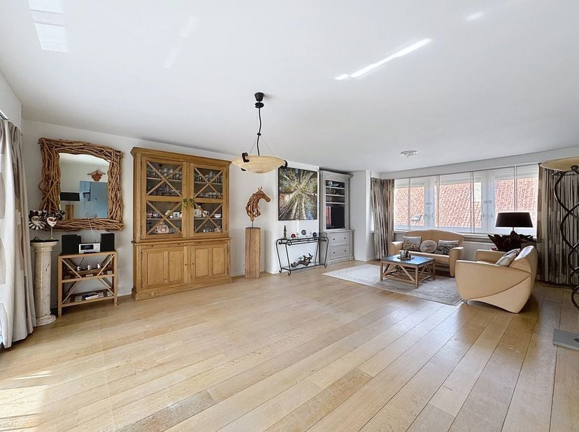 In de Frans Vantorrestraat te Knokke-Heist vinden we dit instapklaar en ruim appartement. Het appartement werd in 2020 volledig vernieuwd en beschikt