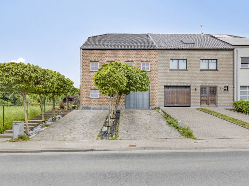 Êtes-vous à la recherche d&#039;une maison récente avec pas moins de 6 chambres et 2 salles de bains? Alors, cette maison semi-ouverte de 2008, avec une su