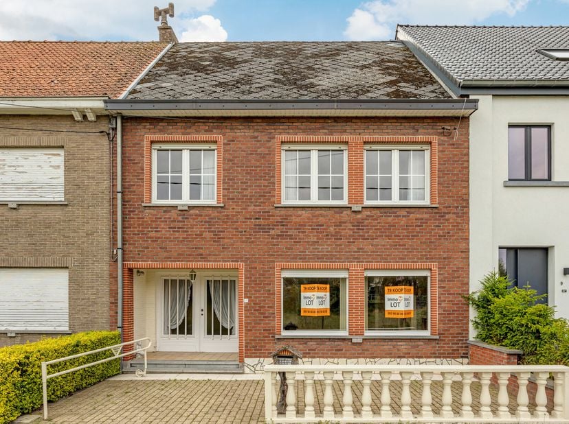 Woning met groot potentieel in het landelijke Borsbeke, Herzele. De woning beschikt over een voortuin die u zo naar de ingang van de woning brengt, hi