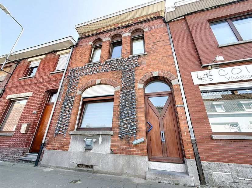 Maison située à Herseaux, 3 chambres, jardin et dépendances.&lt;br /&gt;
Située à Herseaux, cette habitation vous accueille par un hall d&#039;entrée avec escali
