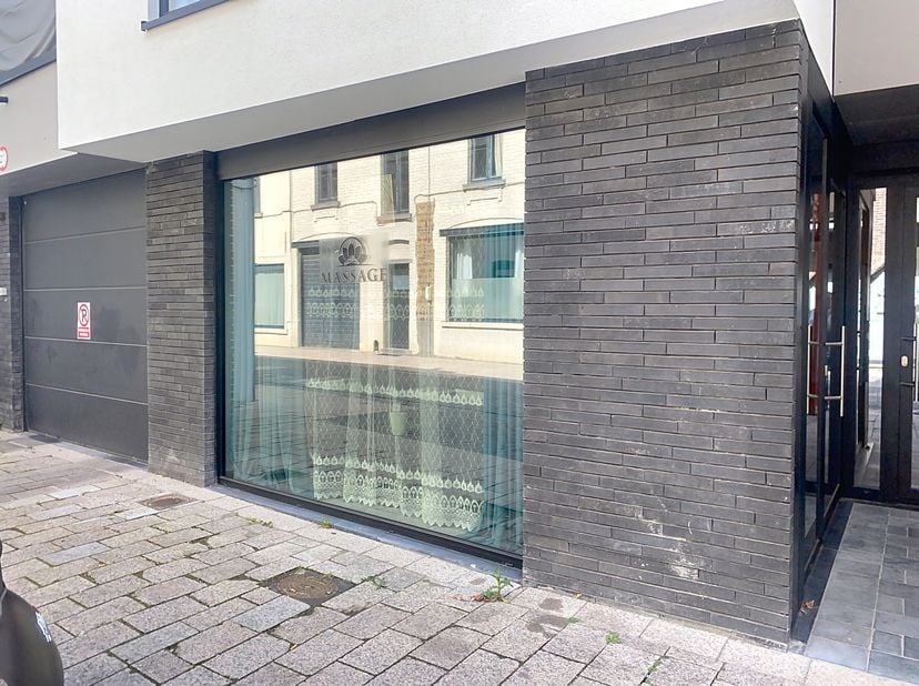 Espace commercial ou de bureau d&#039;une superficie de 32 m². L&#039;immeuble commercial se compose d&#039;une grande pièce avec kitchenette et toilettes séparées.