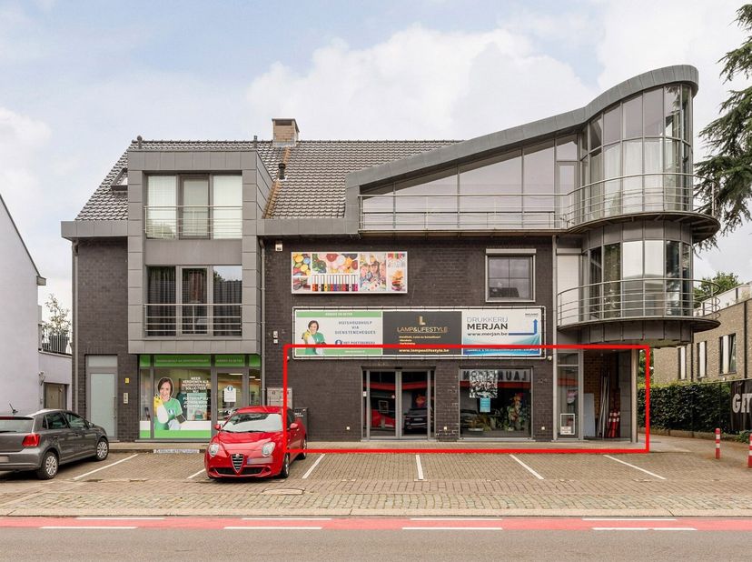 Actuellement divisé en 1 espace loué de 294m² et 1 espace à usage personnel de 173m² Situés ensemble sur un terrain de 749m².  Disposition de l&#039;unité