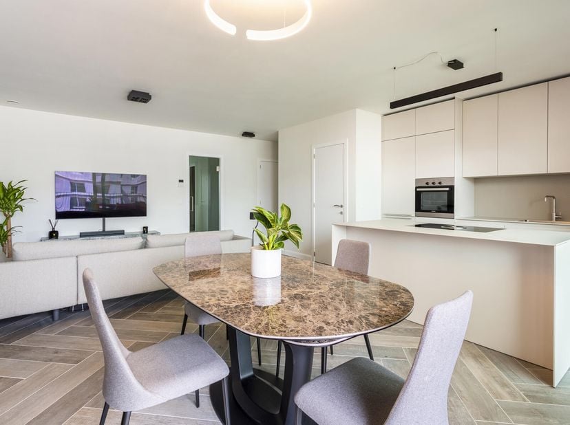 Volledig bemeubeld luxe appartement met terrassen op Nieuw Zuid.&lt;br /&gt;
Een fris appartement op de 2e etage met maar liefst 3 ruime terrassen. Het appa