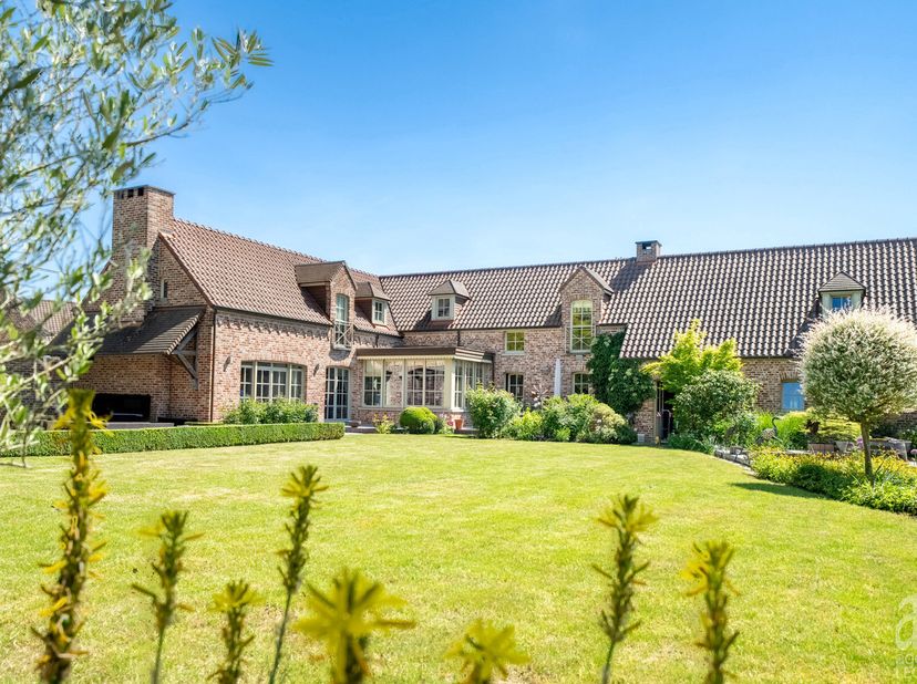 Située dans le charmant village de Vezon, à proximité immédiate de Tournai, lAgence Leclercq vous propose cette spacieuse et charmante maison avec jar