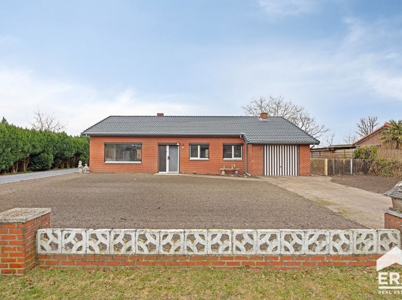 Lommel: Charmante gezinswoning met 3 slaapkamers op 1013m².Deze gelijkvloerse woning werd in 1978 gebouwd en dient deels gerenoveerd te worden.Enkele