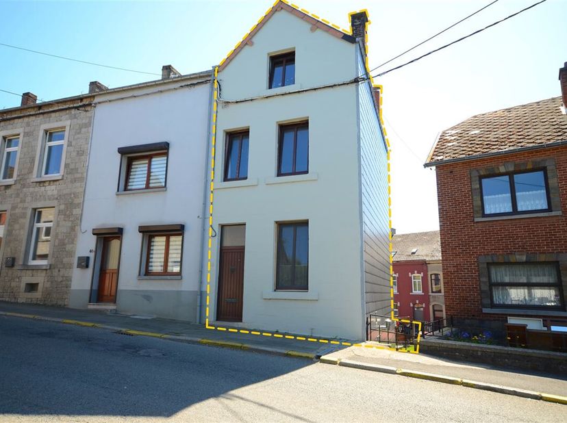 Située à Couvin, proche du centre, cette maison pleine de potentiel offre une configuration idéale pour une famille ou un projet locatif.Elle est actu