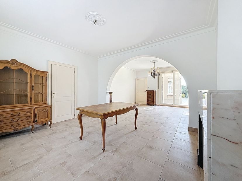 Bent u op zoek naar een prachtige ruime woning in Velzeke? Dan is deze topper zeker iets voor u! Deze woning beschikt over een toffe tuin en grote rui