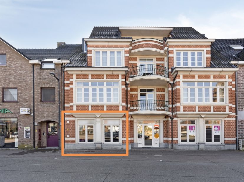Op zoek naar een commerciële ruimte op een toplocatie? Deze kantoorruimte van 80 m², voorheen in gebruik als uitzendbureau, is nu beschikbaar voor ver