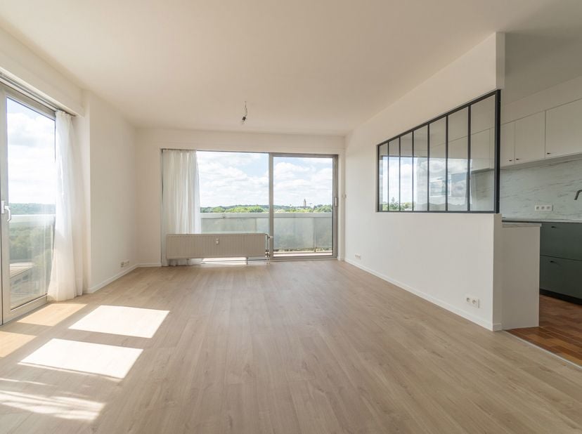 Première occupation après rénovation complète ! En exclusivité ce magnifique appartement entièrement rénové de 81 m² est idéalement situé au 7e étage