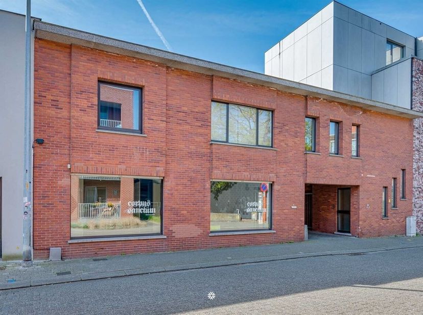 SINT-NIKLAAS - Op zoek naar een riante handelsruimte op een top locatie in Sint-Niklaas? Lees dan zeker verder.&lt;br /&gt;
De belangrijkste troeven zijn al