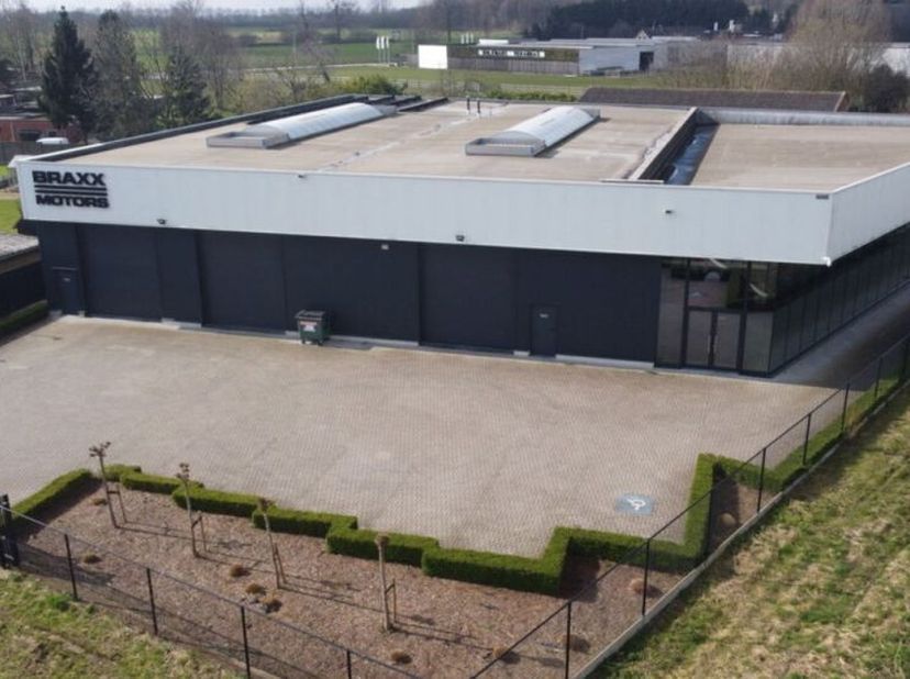 Dit moderne bedrijfsgebouw bevindt zich in de KMO-zone Laerevelden te Rumst, en is gemakkelijk bereikbaar via afrit 8 van de E19. Het pand beschikt ov