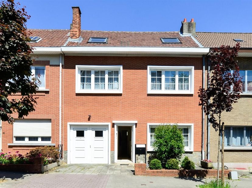Idéalement située près du métro, de la promenade verte et des commerces, découvrez cette agréable maison, idéale pour CO-LIVING, offrant 4 chambres +